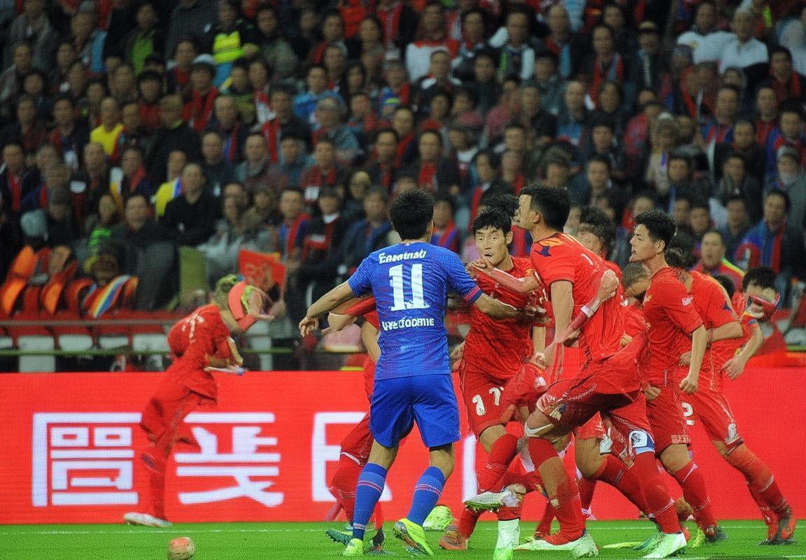 2018国安华夏之战：控球与反击对决及外部因素影响